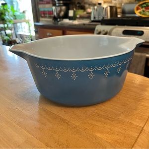 Vintage PYREX Snowflake Blue Garland Bowl 2 1/2 QT